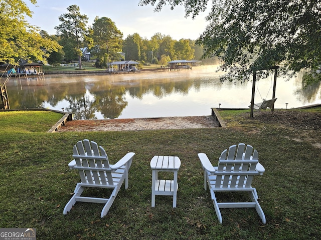 view of yard featuring a water view