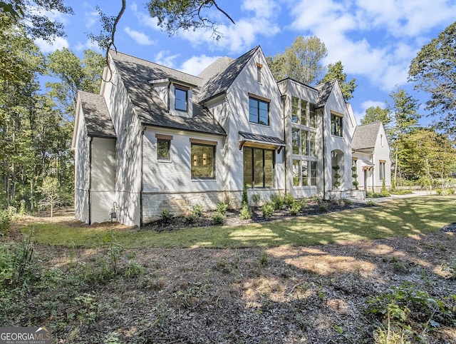 view of front of house with a front lawn