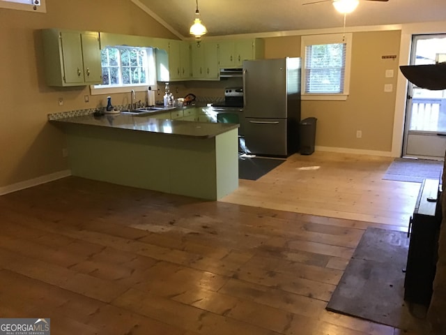 kitchen featuring sink, dark wood-type flooring, green cabinets, kitchen peninsula, and stainless steel fridge