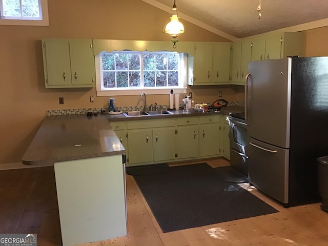 kitchen featuring sink, lofted ceiling, stainless steel appliances, and green cabinetry