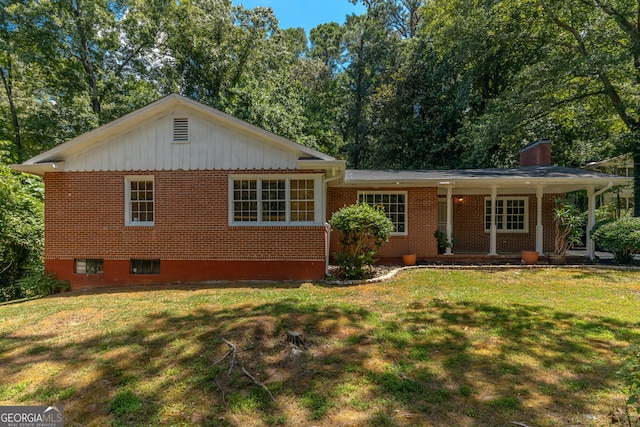 view of front of house with a front lawn