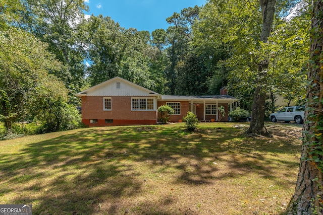 single story home with a front lawn