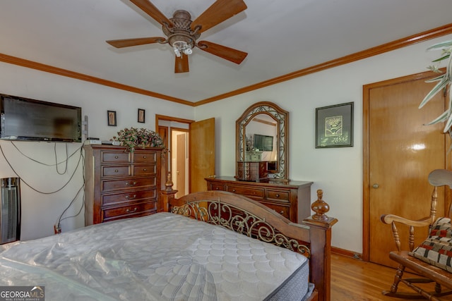 bedroom featuring light hardwood / wood-style floors, ceiling fan, and crown molding