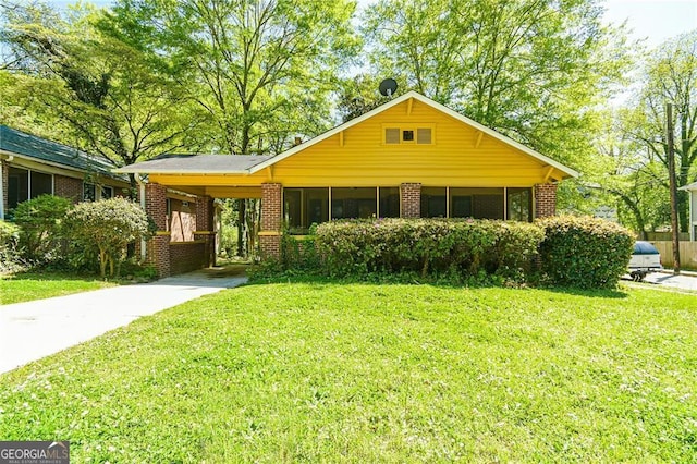 view of front of house with a carport and a front yard