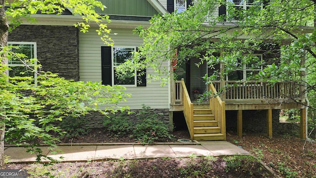 property entrance featuring a deck