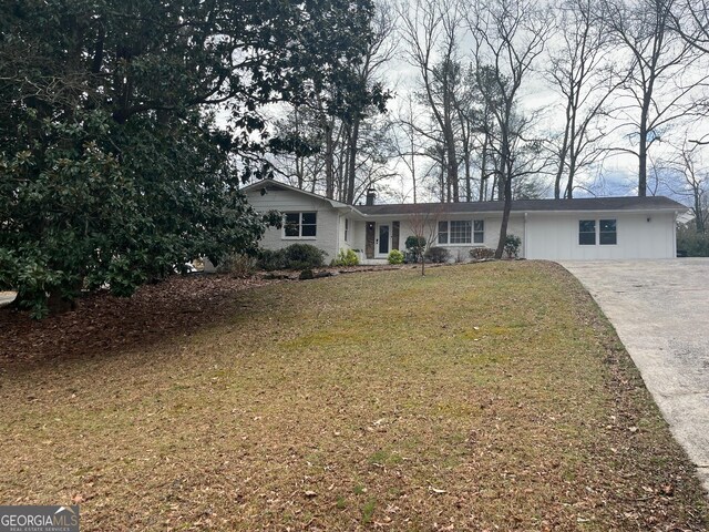 view of front facade with a front yard