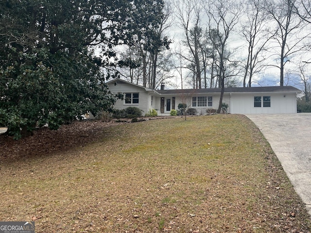 ranch-style home featuring a front lawn