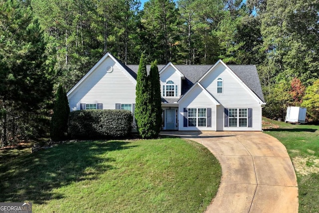 view of front of home featuring a front yard