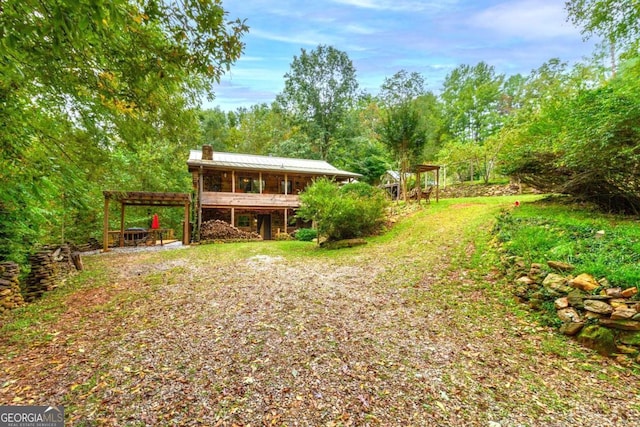 view of yard with a pergola