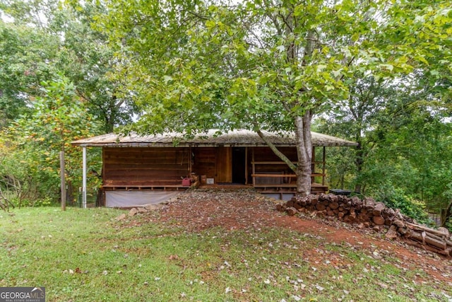 view of front of home with a front lawn