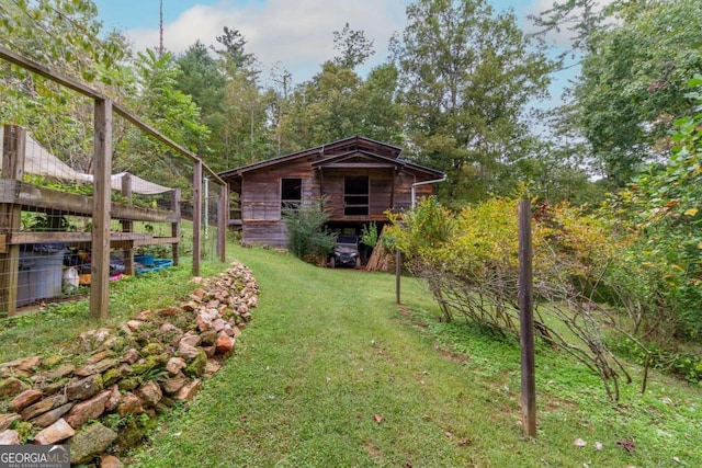 view of yard featuring an outbuilding