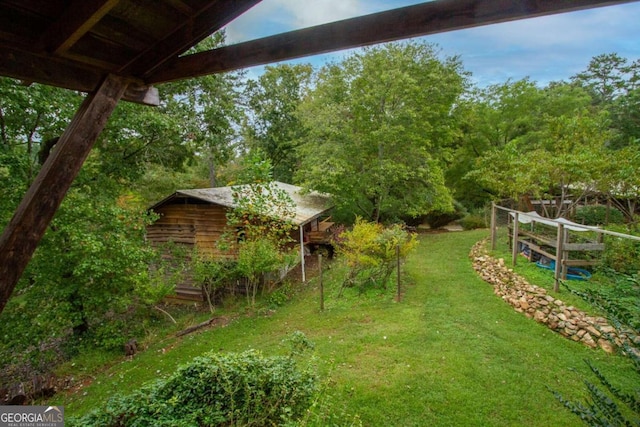 view of yard featuring an outdoor structure