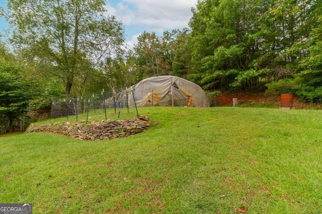 view of yard featuring an outbuilding