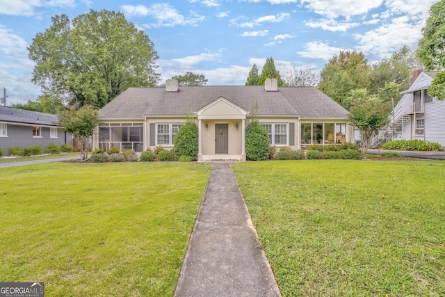 view of front of house featuring a front yard