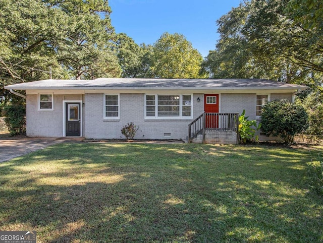 single story home with a front lawn