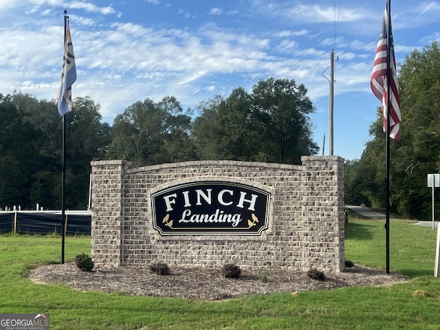 community sign featuring a yard