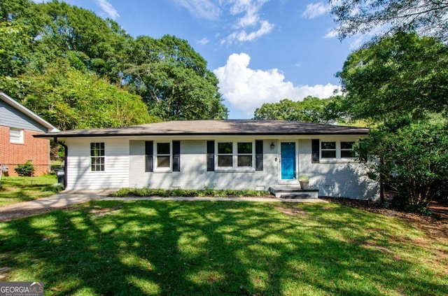 single story home with a front lawn