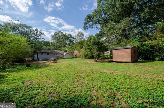 view of yard featuring a storage shed