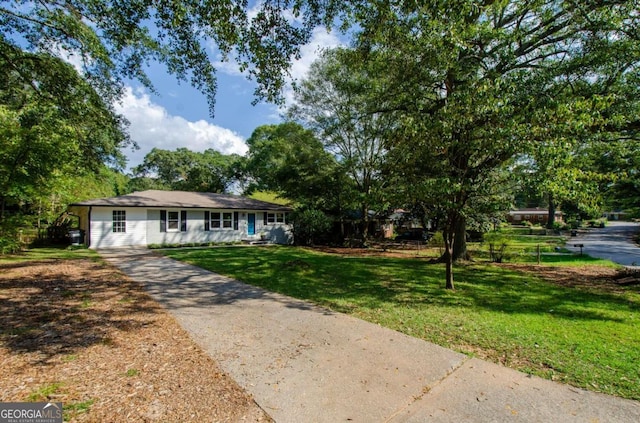 ranch-style house featuring a front lawn