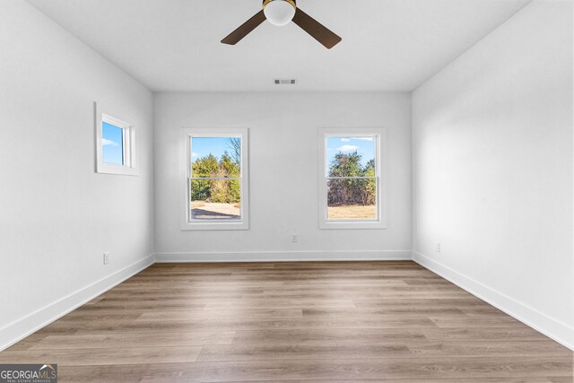 unfurnished bedroom featuring ceiling fan and a barn door