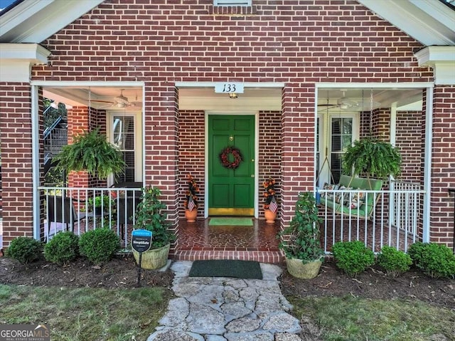 property entrance featuring ceiling fan