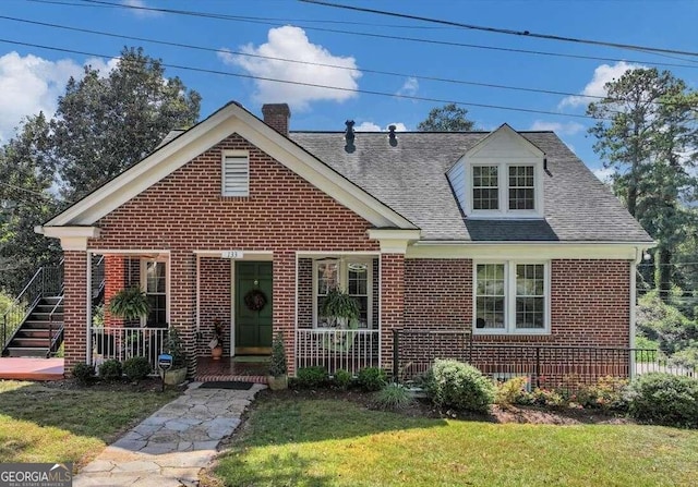 view of front facade featuring a front yard