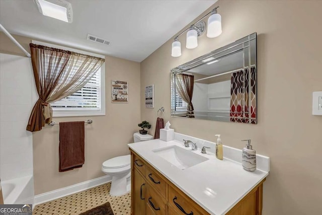 full bathroom featuring toilet, shower / bath combo with shower curtain, and vanity