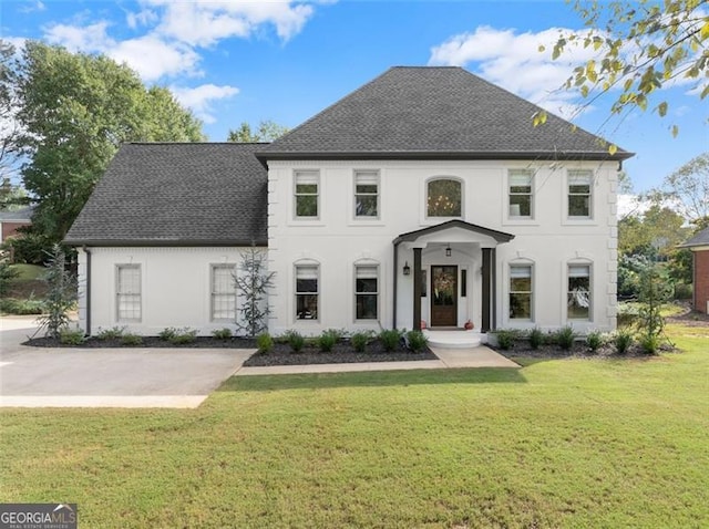 view of front of home featuring a front lawn