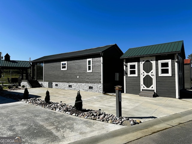 exterior space featuring a storage shed