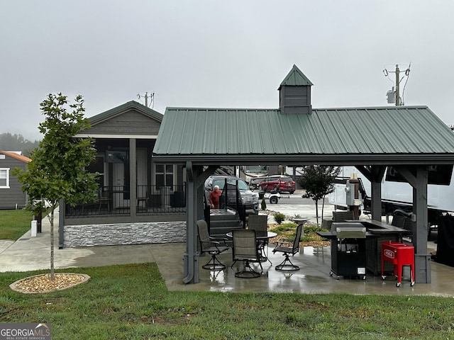 view of property's community featuring a yard