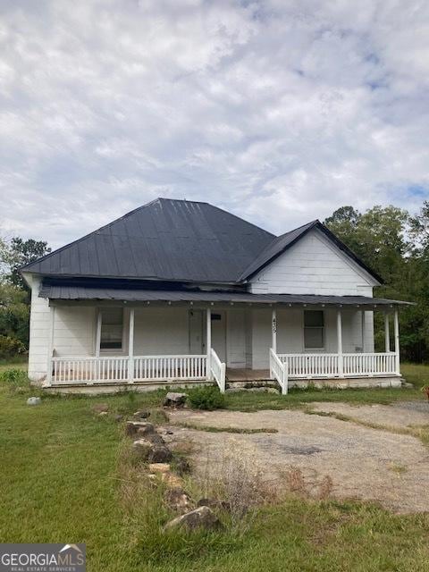 view of front facade with a front yard and covered porch