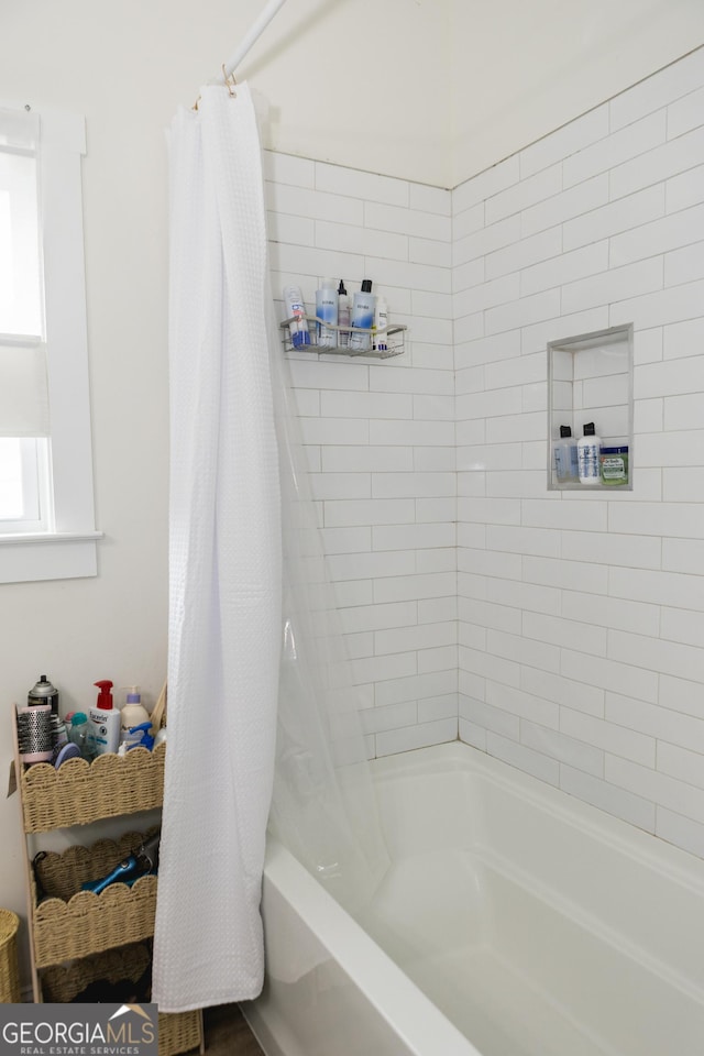 bathroom featuring shower / bath combo