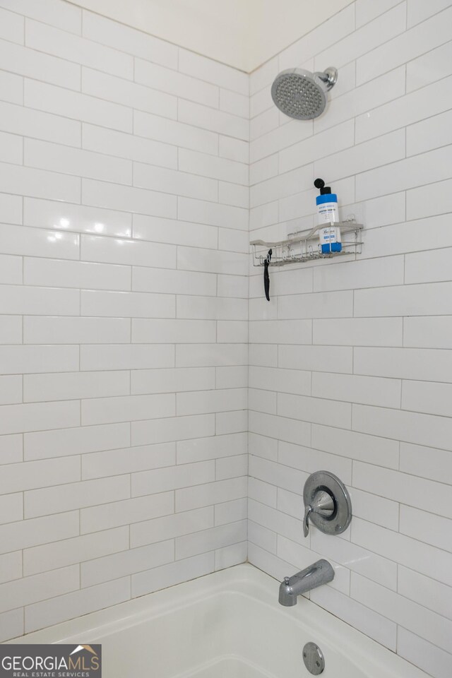 bathroom with tiled shower / bath combo