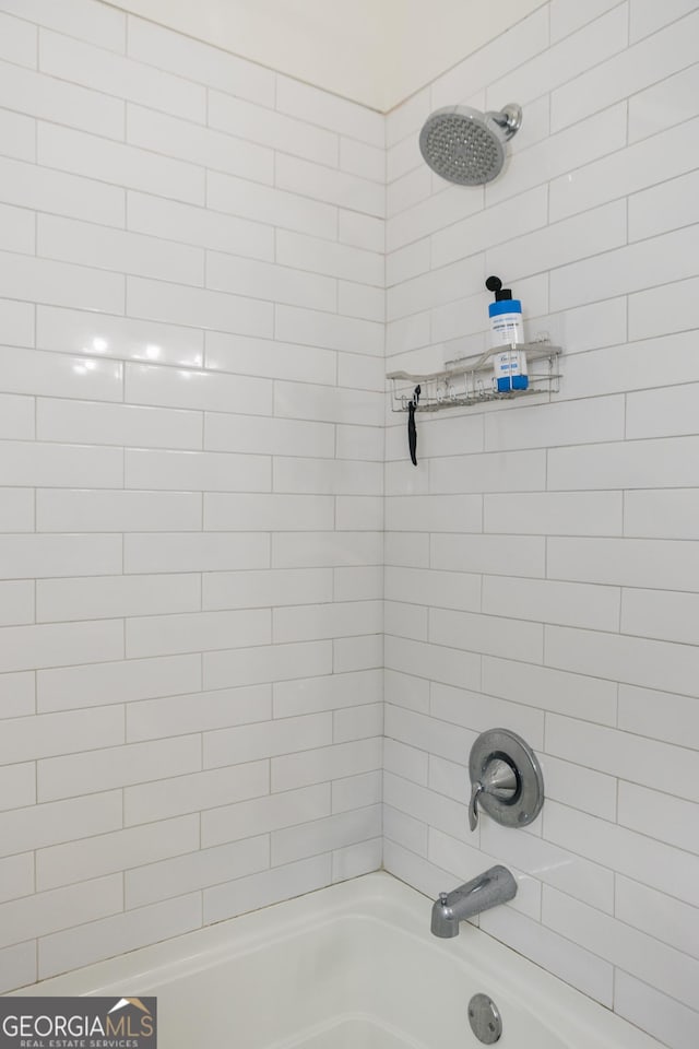 bathroom featuring tiled shower / bath