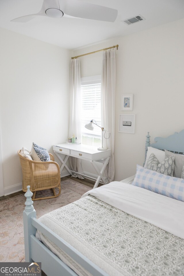 bedroom featuring ceiling fan