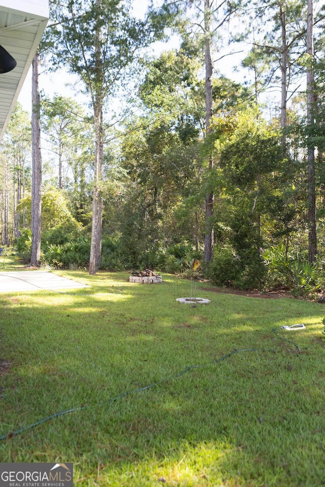 view of yard with a fire pit