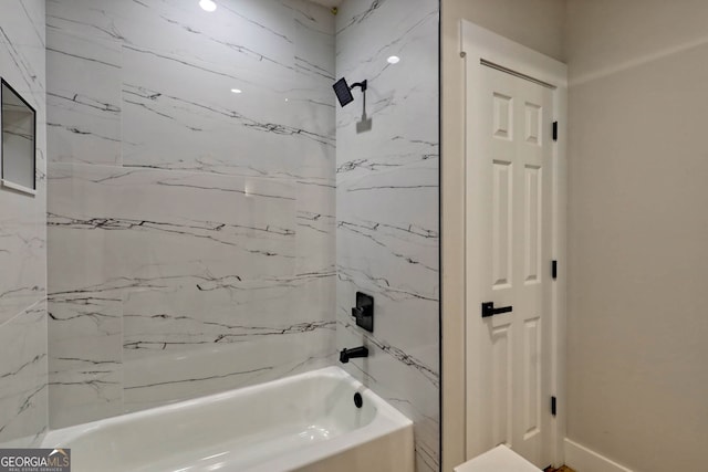 bathroom featuring tiled shower / bath