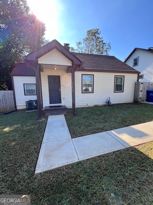 ranch-style house featuring a front lawn and covered porch