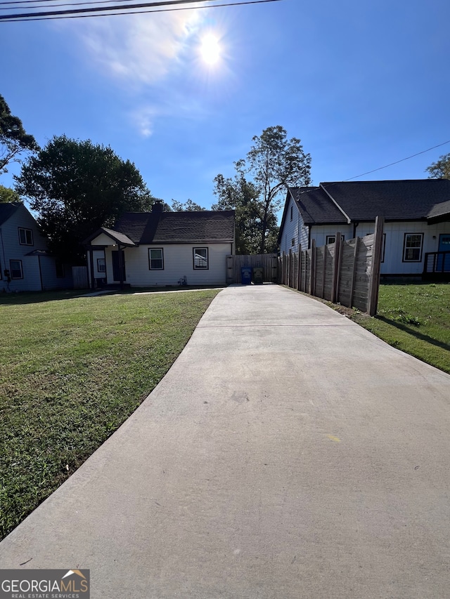 single story home featuring a front lawn