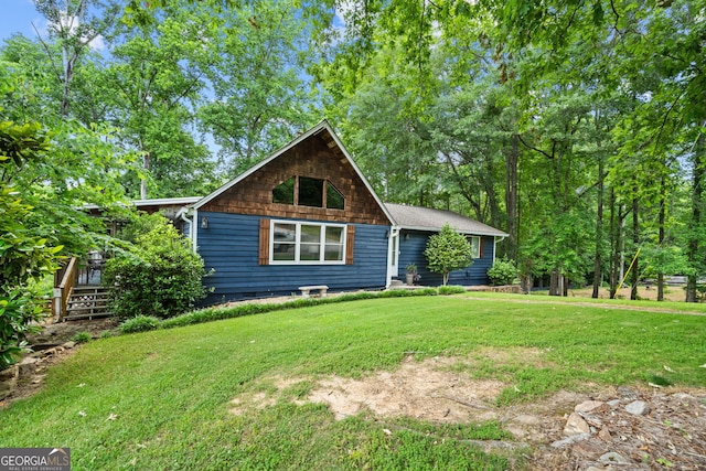 view of front facade with a front yard