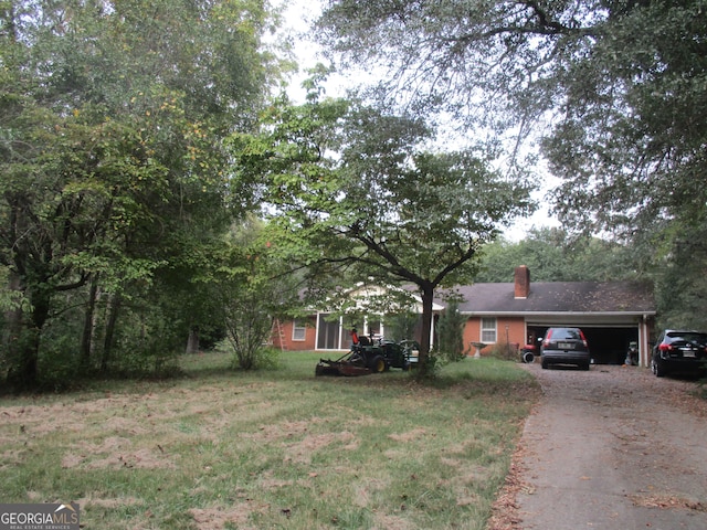 view of front of home featuring a front lawn and a garage