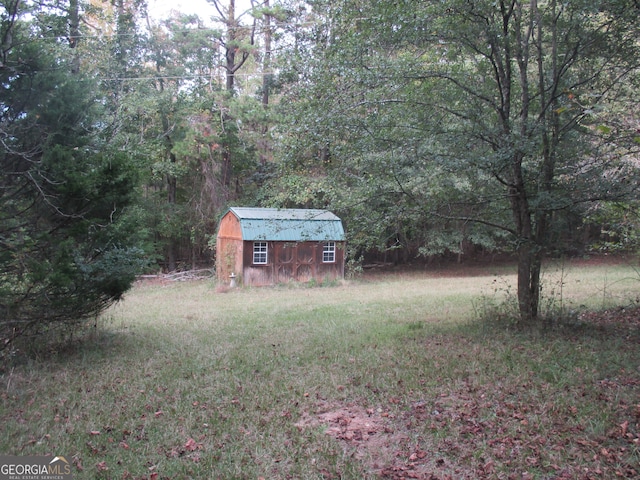 view of yard featuring a shed