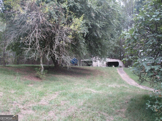 view of yard with an outbuilding