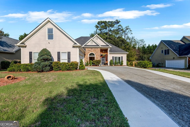 view of front of property featuring a front lawn