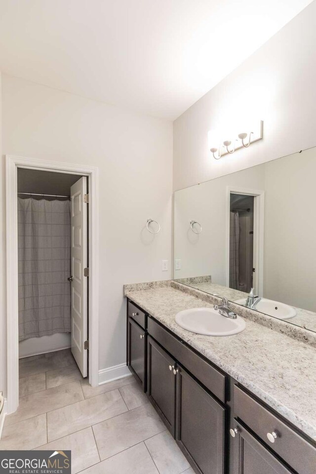 bathroom with a shower with shower curtain and vanity