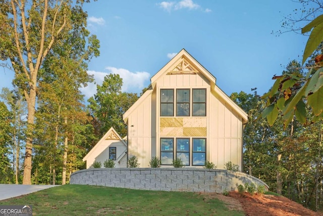 view of front facade featuring a front yard