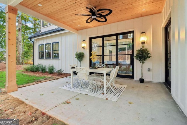 view of patio featuring ceiling fan