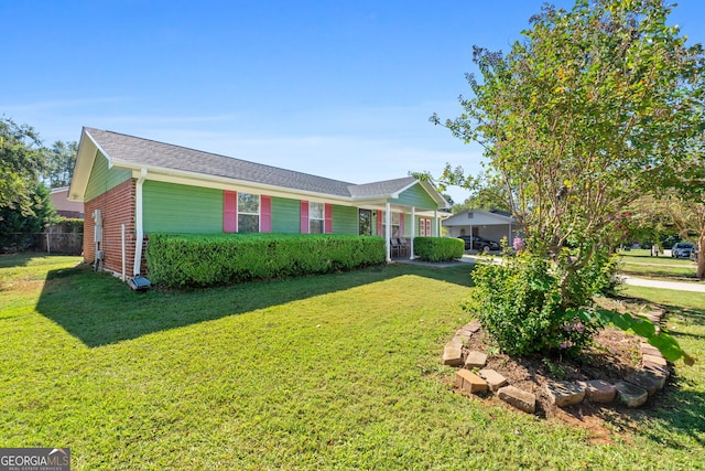 ranch-style home featuring a front lawn