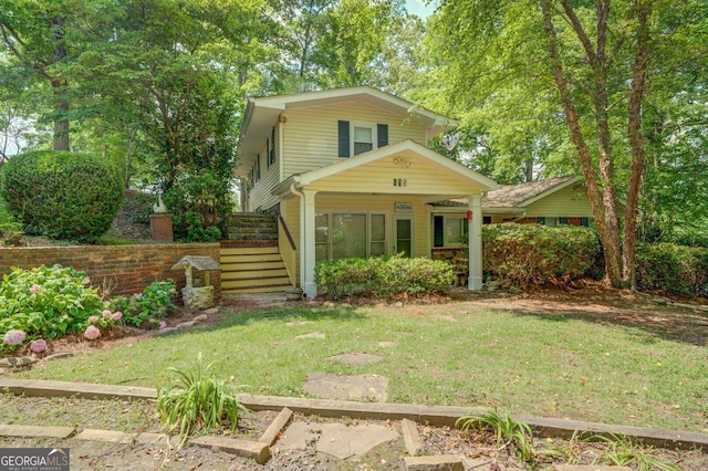 view of front of house featuring a front lawn