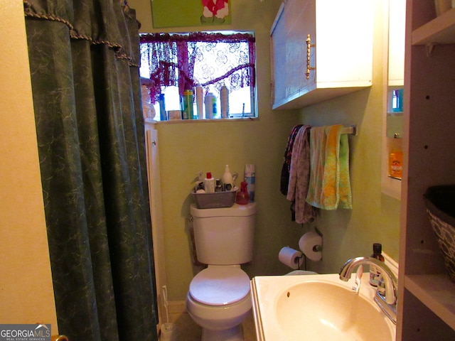 bathroom with a shower with shower curtain, vanity, and toilet